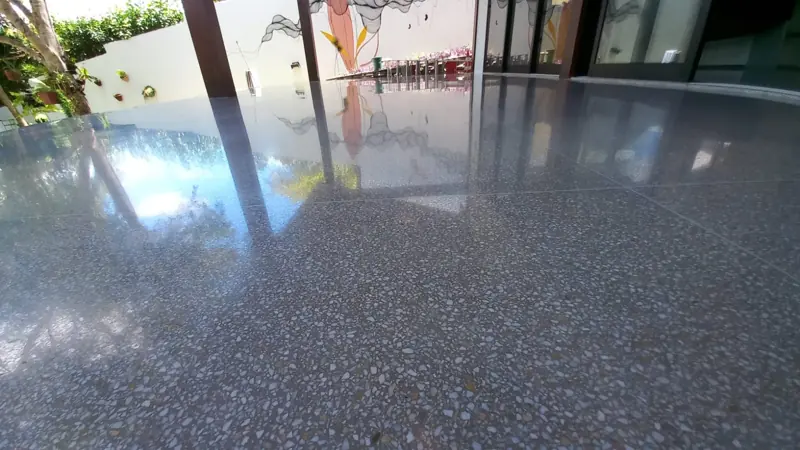 Granilite polido refletindo o jardim