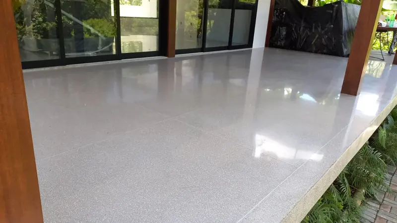 Varanda com granilite branco polido